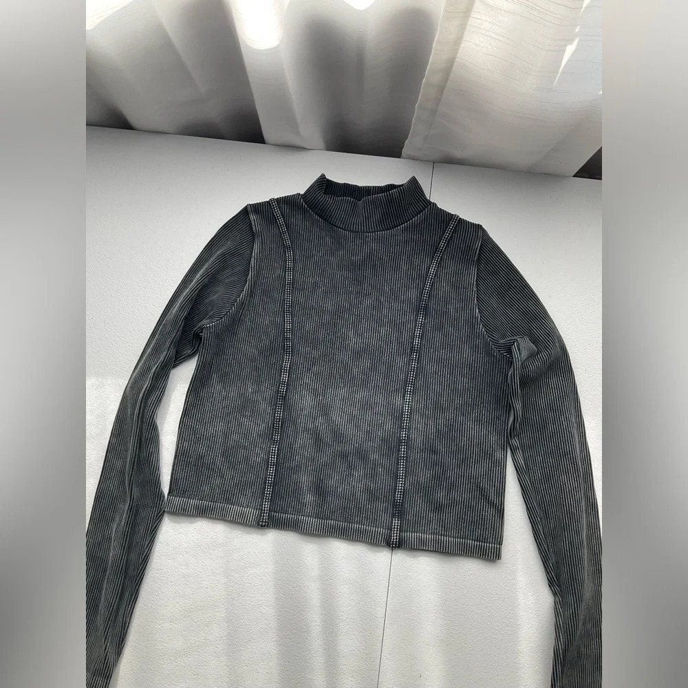 Women’s large Sincerly Jules ribbed crop top